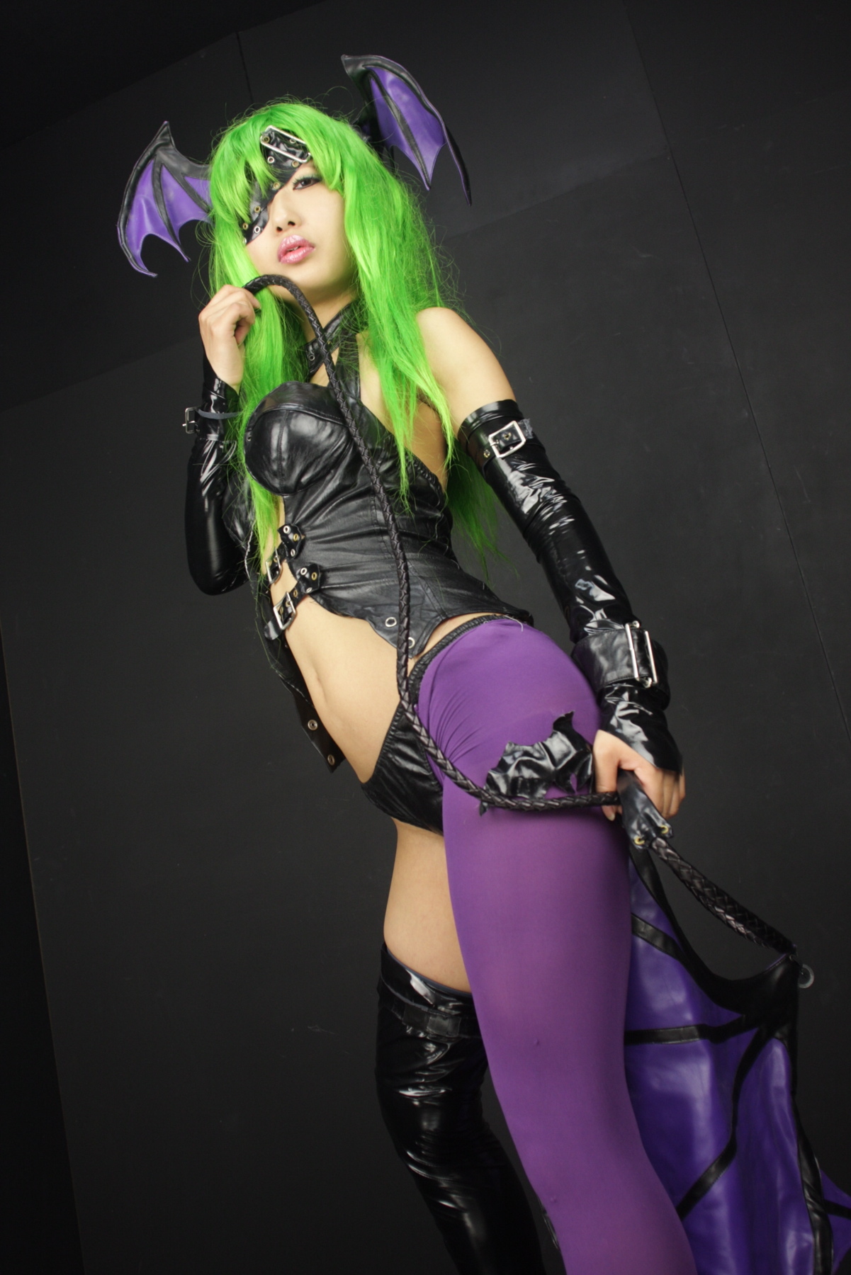 [Cosplay]  Darkstalkers  Morrigan with great body in latex